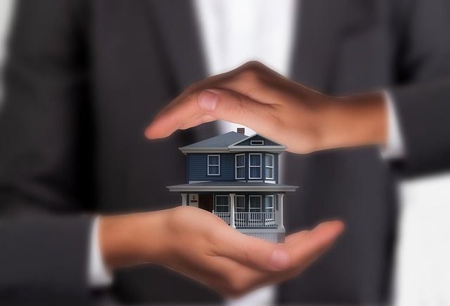 Mani che proteggono una casa, simbolo di copertura assicurativa